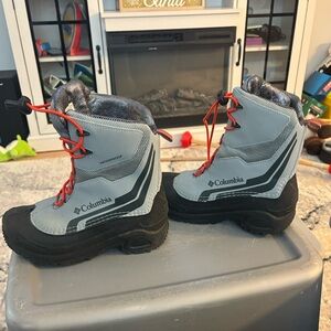 Columbia brand waterproof snow boots ( never used)